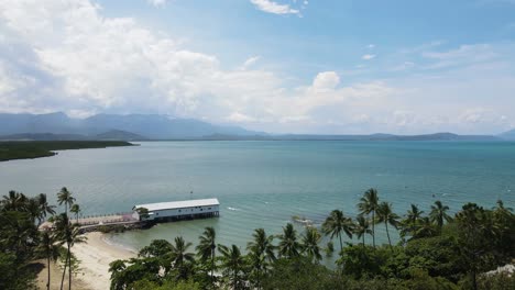 Vista-Creativa-De-Drones-Del-Pintoresco-Lugar-Turístico-Sugar-Wharf,-Catalogado-Como-Patrimonio,-En-Port-Douglas,-North-Queensland,-Australia