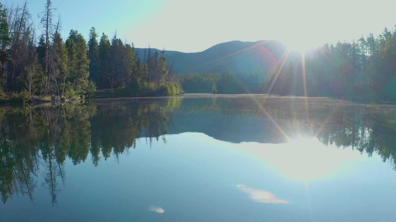 가을 색이 막 시작되는 그랜드 레이크 콜로라도의 그림자 산 호수에서 이른 아침 항공 영상