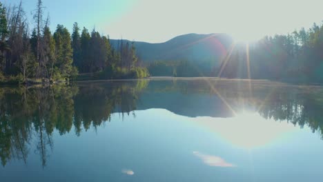 imágenes aéreas de la madrugada en el lago de montaña en la sombra en el gran lago colorado con los colores del otoño apenas comenzando