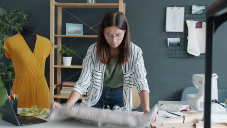 diseñador de moda en el trabajo