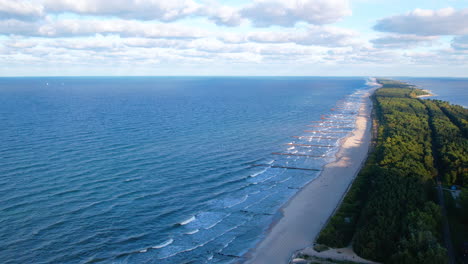 Vista-Aérea-A-Lo-Largo-De-La-Playa-Costera-Wladyslawowo-En-La-Provincia-De-Pomerania