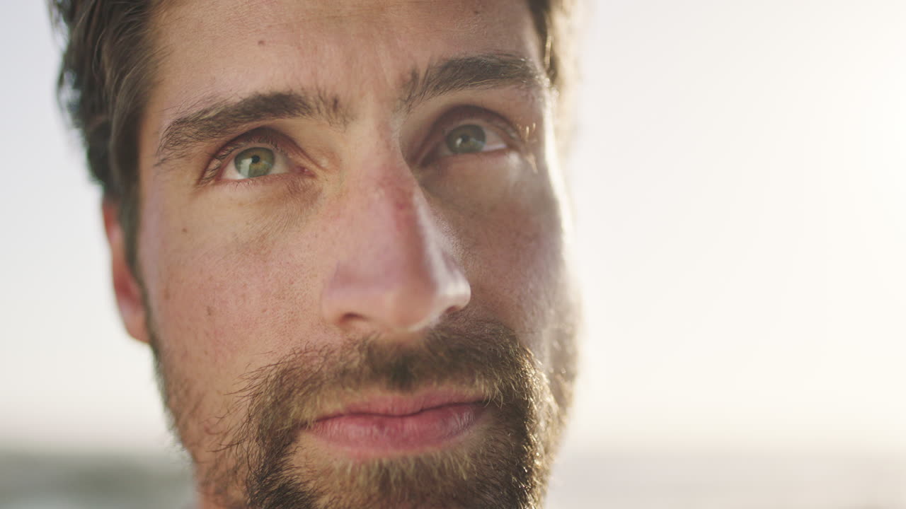 hombre, cara y viaje, pensando con vista al aire libre