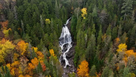 Cascada-Rodeada-De-Follaje-De-Otoño-En-New-Hampshire-Desde-Una-Vista-Aérea.