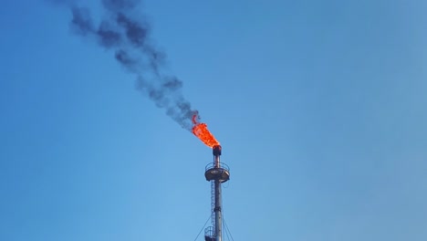 Fuego-Saliendo-De-La-Chimenea-De-Un-Edificio-Industrial