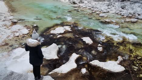 Schöne-Aussicht-Auf-Das-Türkisfarbene-Wasser,-Das-Den-Fluss-Am-Fluss-Soca,-Slowenien,-Hinuntergeht