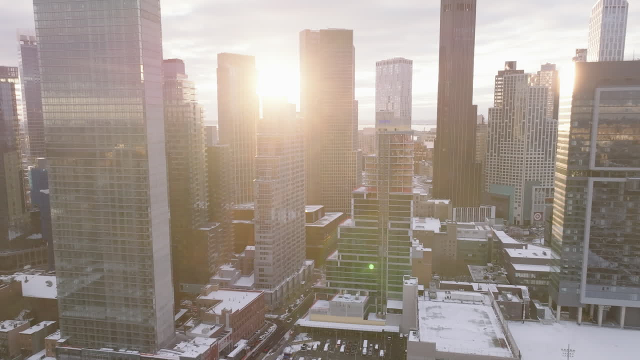 Vista aérea de arranha-céus no centro do Brooklyn. Filmado em um dia de inverno em Nova York