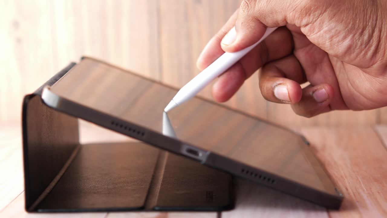 태블릿에 스타일러스를 사용하는 손