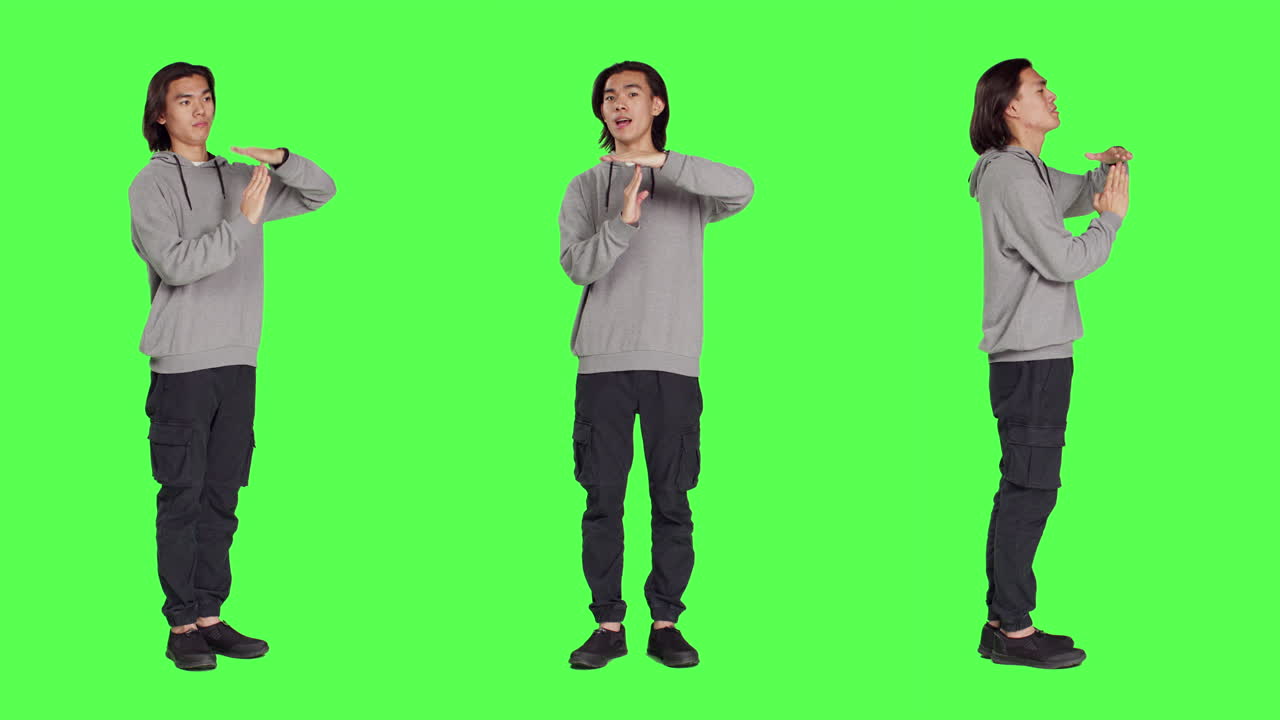 모델은 손으로 타임아웃 기호를 합니다.