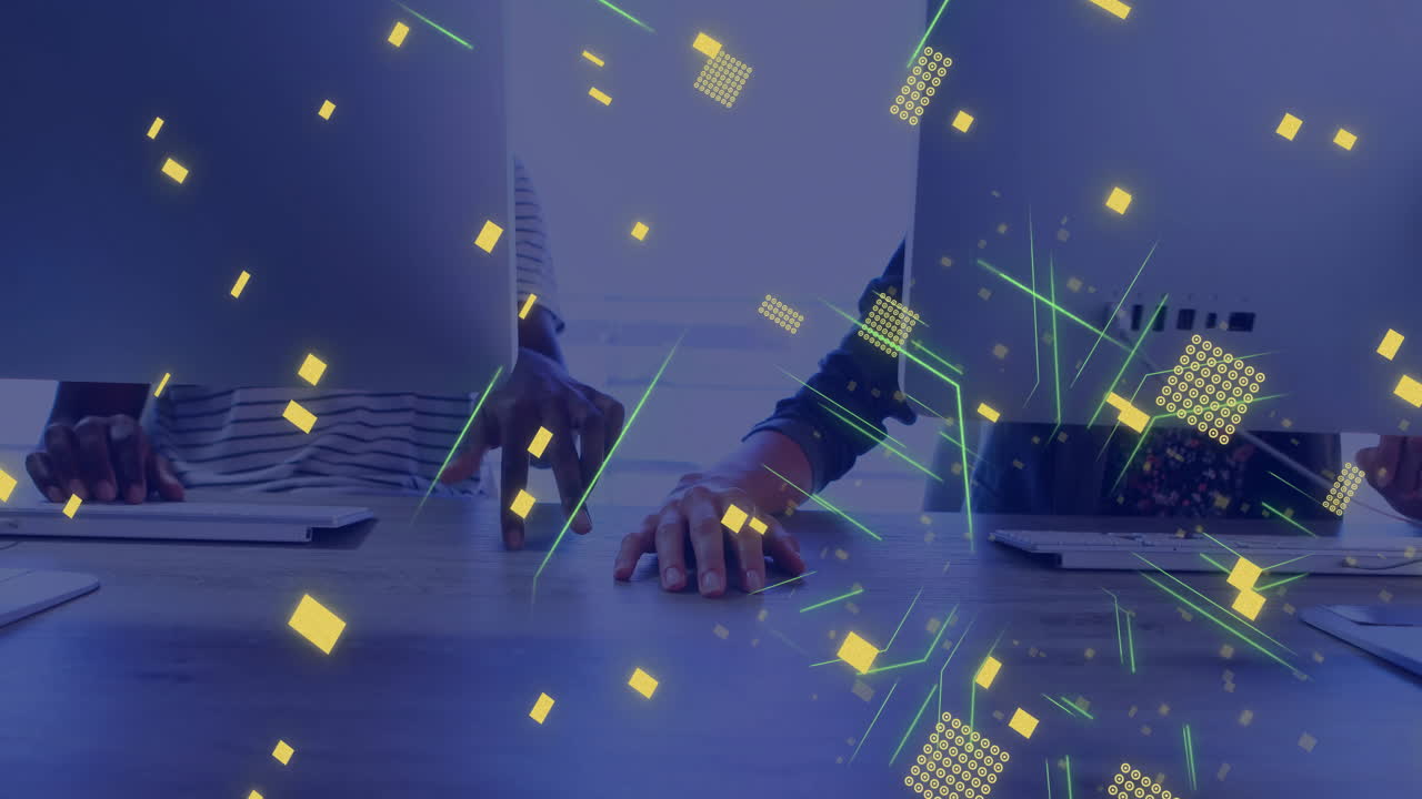 다양한 사람들이 컴퓨터와 손을 잡고 있는 데이터를 가진 회로판의 애니메이션