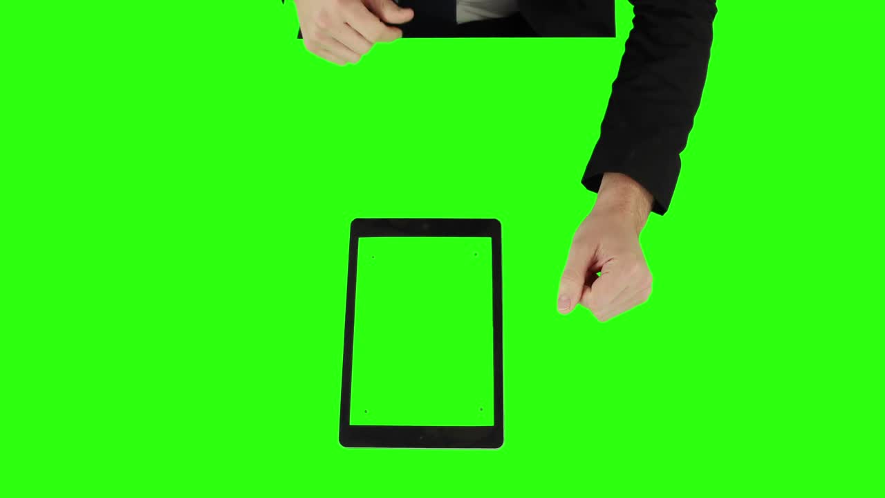 이야기 하는 동안 태블릿을 사용하는 사업가 의 개요