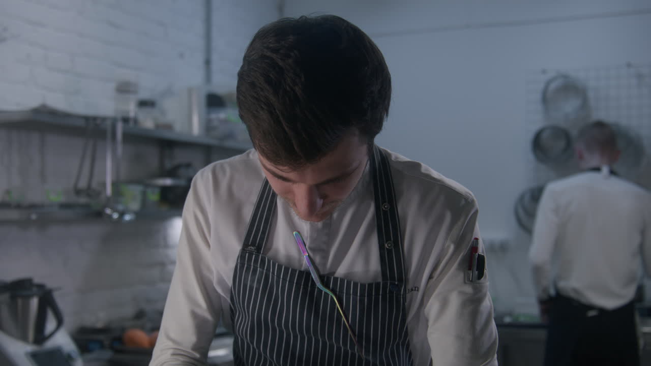 El chef prepara la comida en la cocina de un restaurante