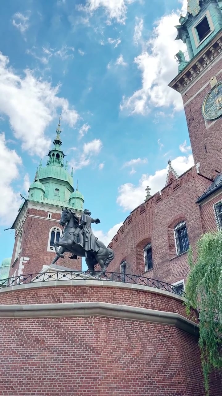 Statua equestre in bronzo di Tadeusz Kościuszko si erge sotto il Castello di Wawel, mostrando un importante monumento storico polacco nel centro di Cracovia