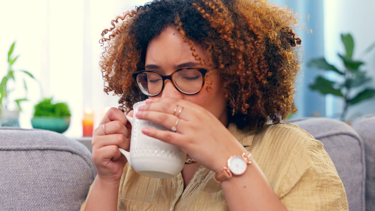 relajarse, mujer negra y café en un sofá