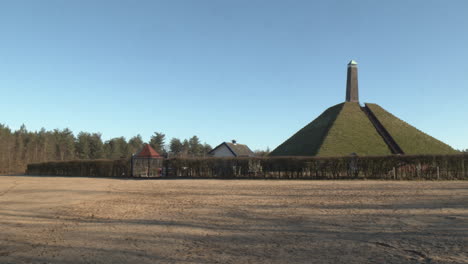 Panorámica-Hacia-La-Pirámide-De-Austerlitz---Ancho