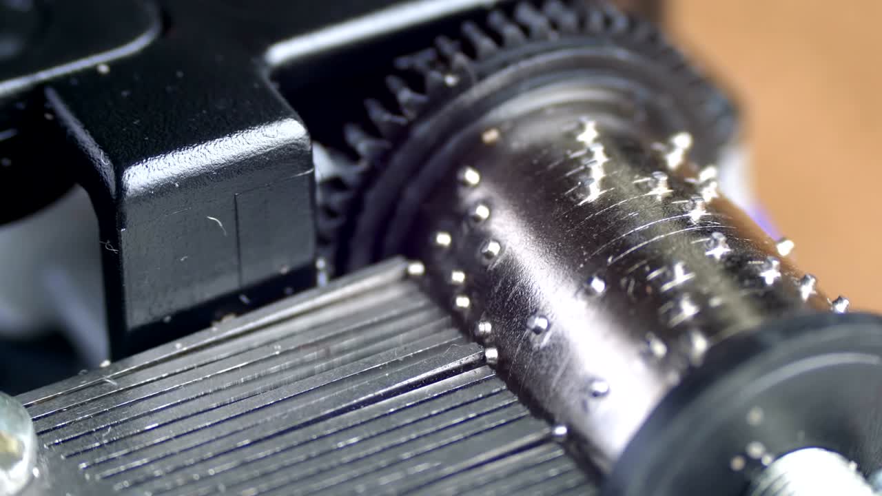 el mecanismo de la caja de música gira