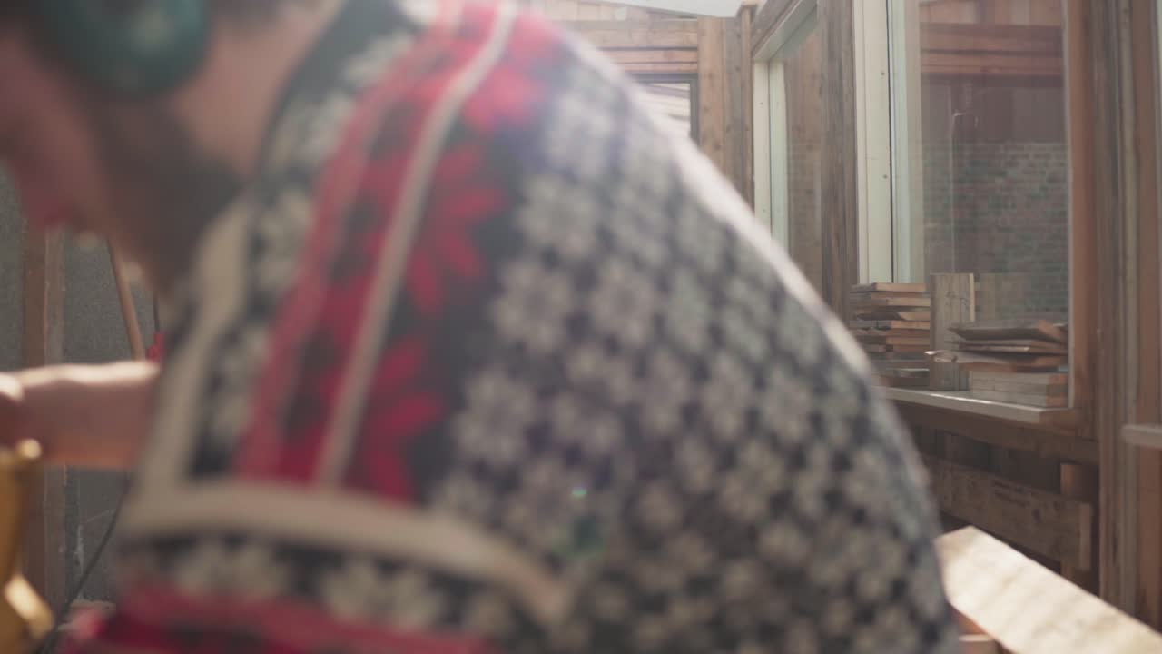 el lapso de tiempo de un hombre construyendo un invernadero de madera