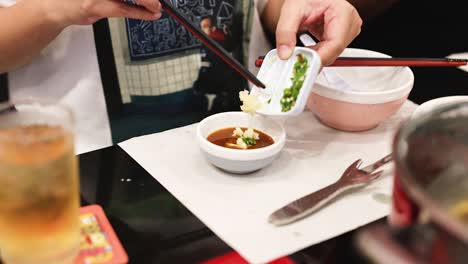 añadiendo ingredientes a una salsa en un restaurante de bangkok