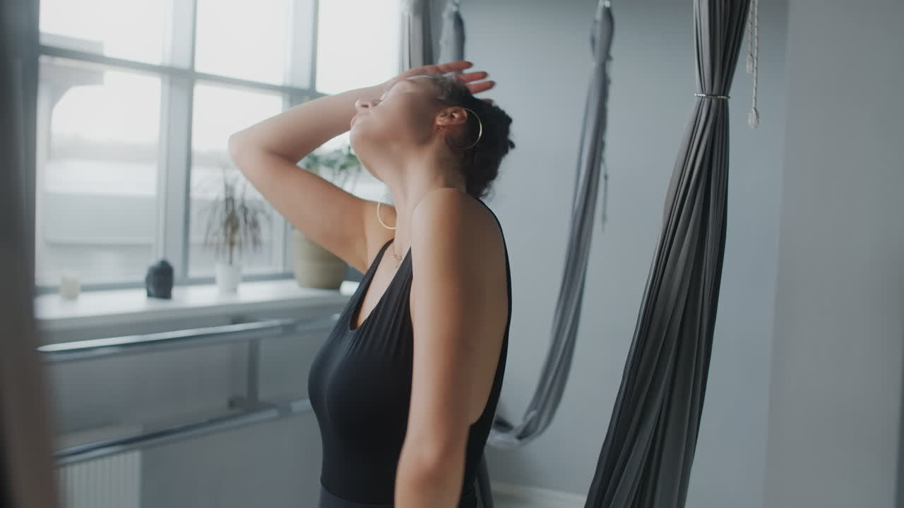 항공 요가를 연습하는 여성