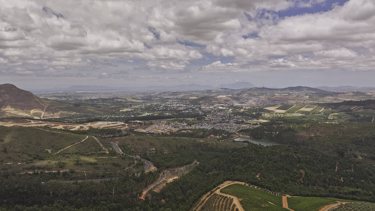 Stellenbosch, África do Sul. Sobrevoo aéreo v7 da Tokara Wine Estate capturando vistas da Barragem de Idasvallei, paisagem urbana residencial e paisagem montanhosa durante o dia - Filmado com Mavic 3 Pro Cine - 6 de janeiro de 2024