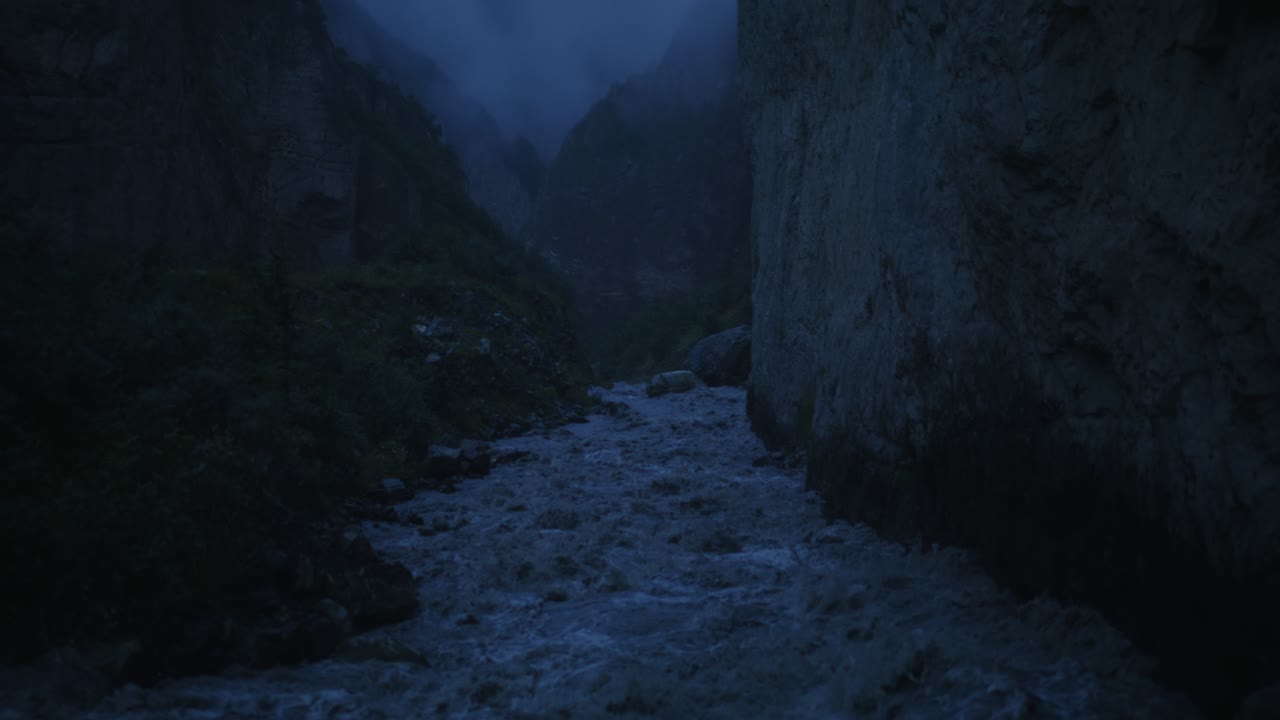 Desfiladeiro de Rio de Montanha ao Anoitecer
