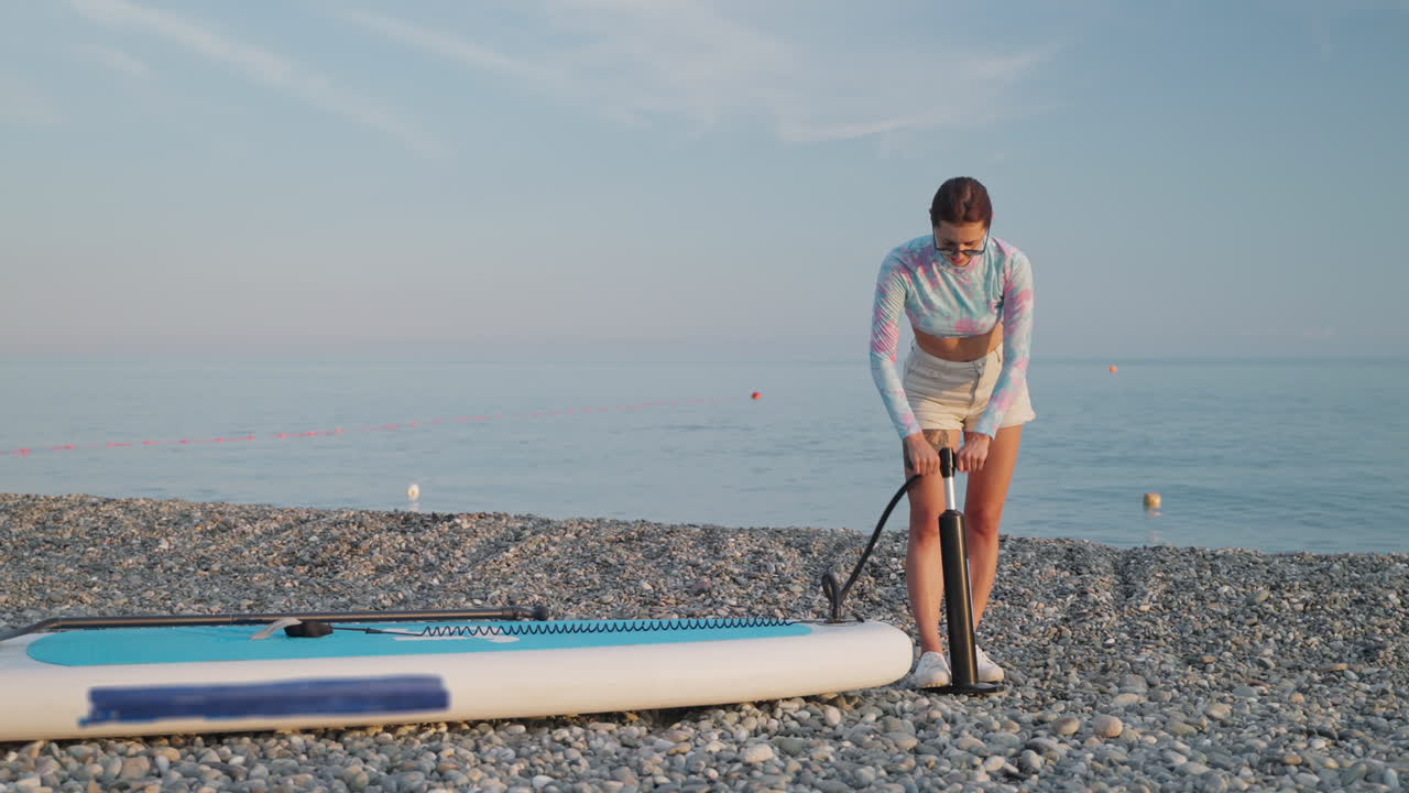 해변에서 수프를 부풀리는 여자