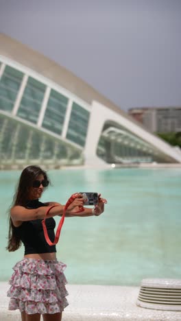 mujer tomando una selfie frente a la arquitectura moderna