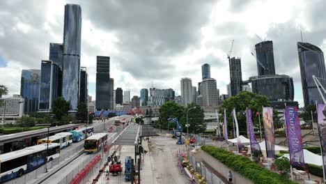 mostrando un intercambio de autobuses parcialmente en construcción en la ciudad de brisbane, así como el horizonte de la ciudad en el otro lado del puente