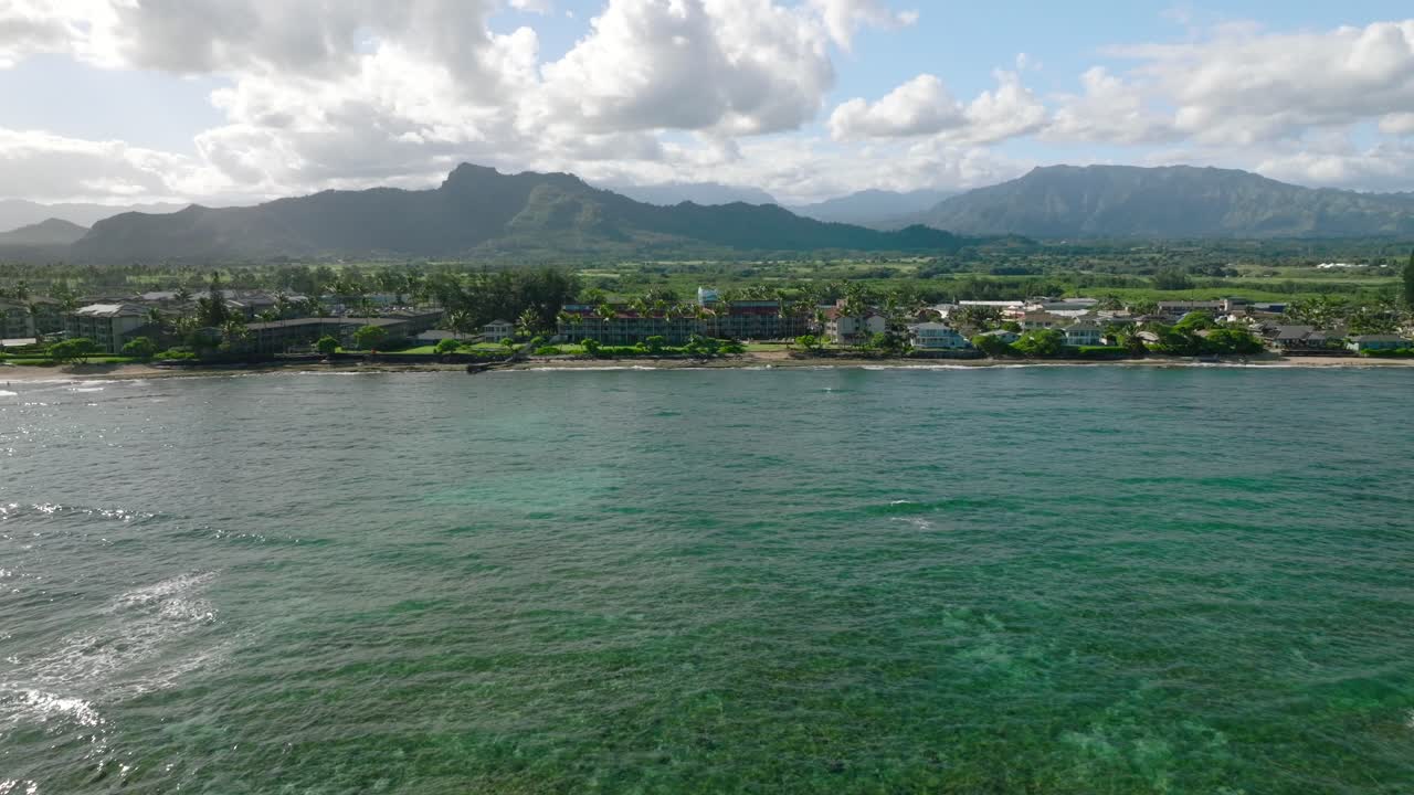 Vista aerea con drone della costa tropicale di Kauai, isola hawaiana.