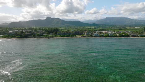 無人機拍攝夏威夷熱帶地區的考艾海岸線