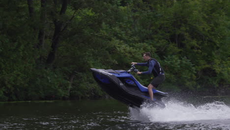 Salto-En-Moto-De-Agua-Y-Truco-360-En-Cámara-Lenta