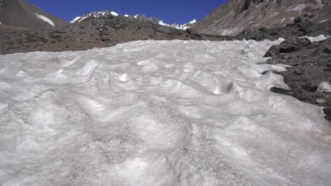 Campo-De-Nieve-En-Las-Altas-Montañas-De-Los-Andes-De-Mendoza,-Argentina.