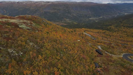 Eine-Kurvenreiche-Straße,-Tal-In-Einem-Fernen-In-Bunten-Bergen-Im-Herbst