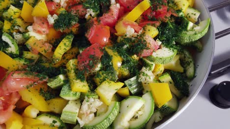 mezcla de verduras en la sartén antes de cocinar