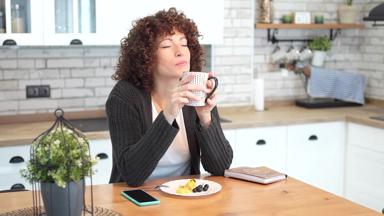 Nyt en avslappende morgenrutine som inkluderer å nyte kaffe og en deilig frokost hjemme