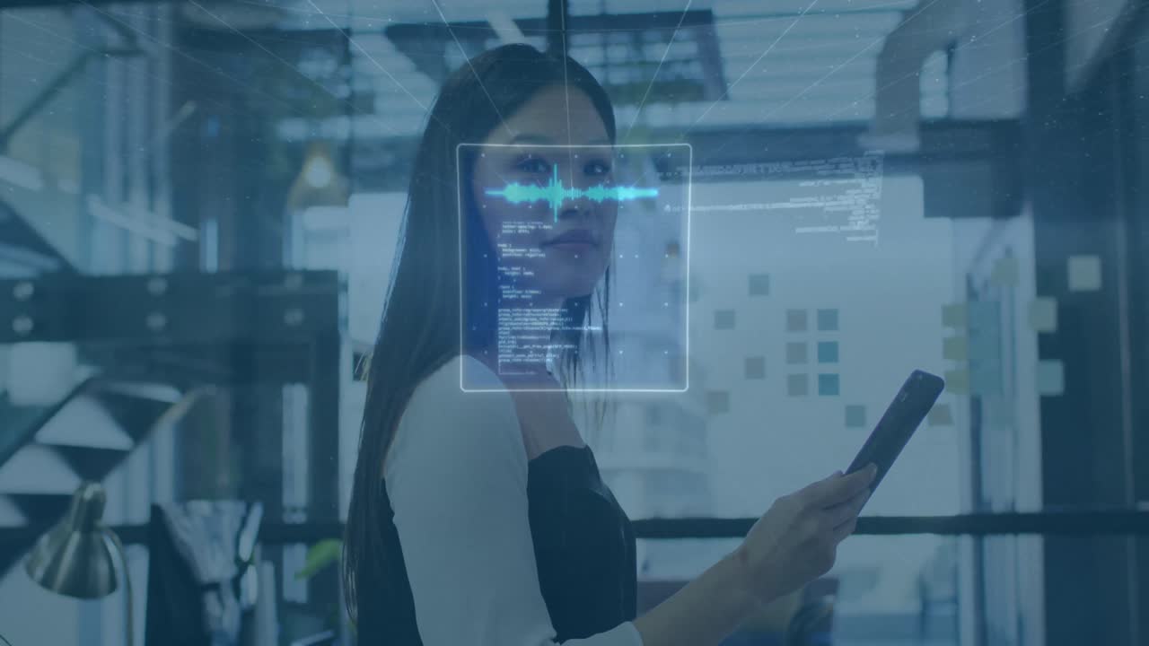 animación del procesamiento de datos sobre una mujer de negocios asiática que usa una tableta en la oficina