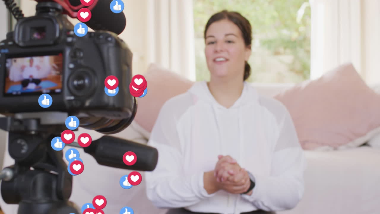 카메라에서 여성 블로거와 같이 사랑의 애니메이션과 아이콘은 집에서 블로그를 녹화합니다.