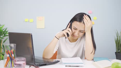 Studentin-Erhält-Schlechte-Nachrichten-Am-Telefon.