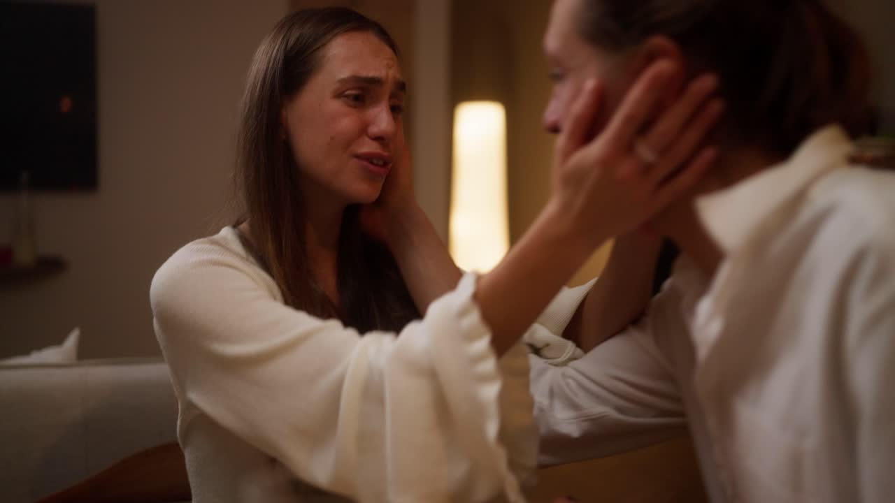 커플 약혼과 키스