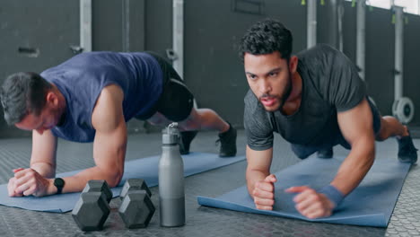 fitness, pushup de tabla y amigos haciendo ejercicio en el gimnasio