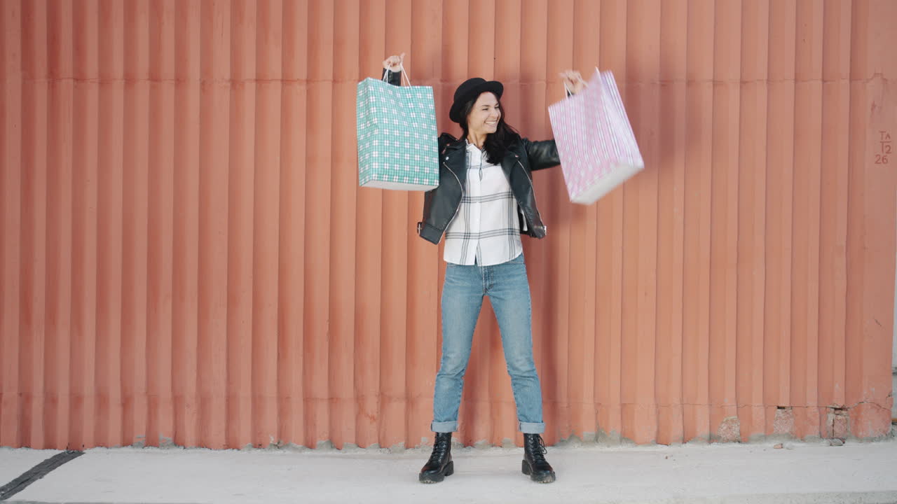 mujer feliz con bolsas de la compra