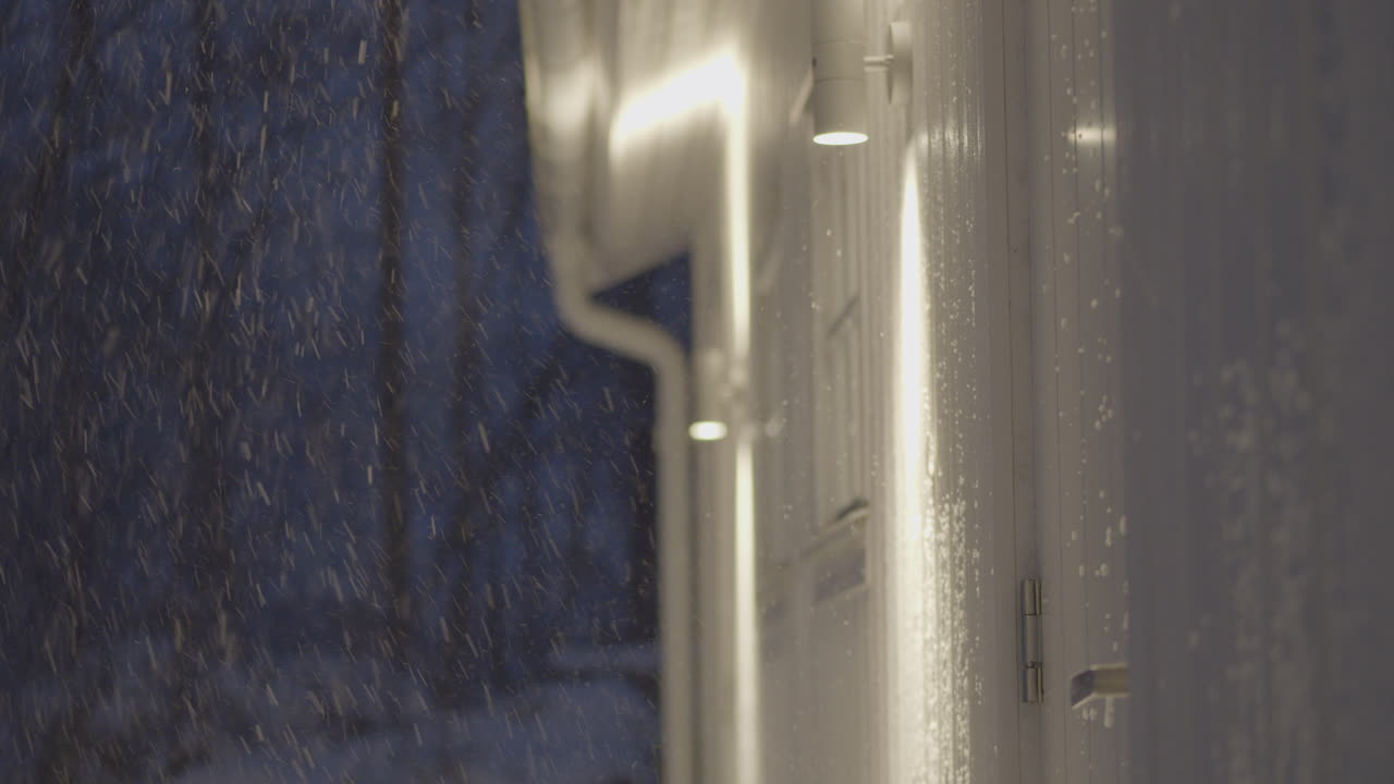 hombre sale de casa a toda prisa mientras está nevando afuera