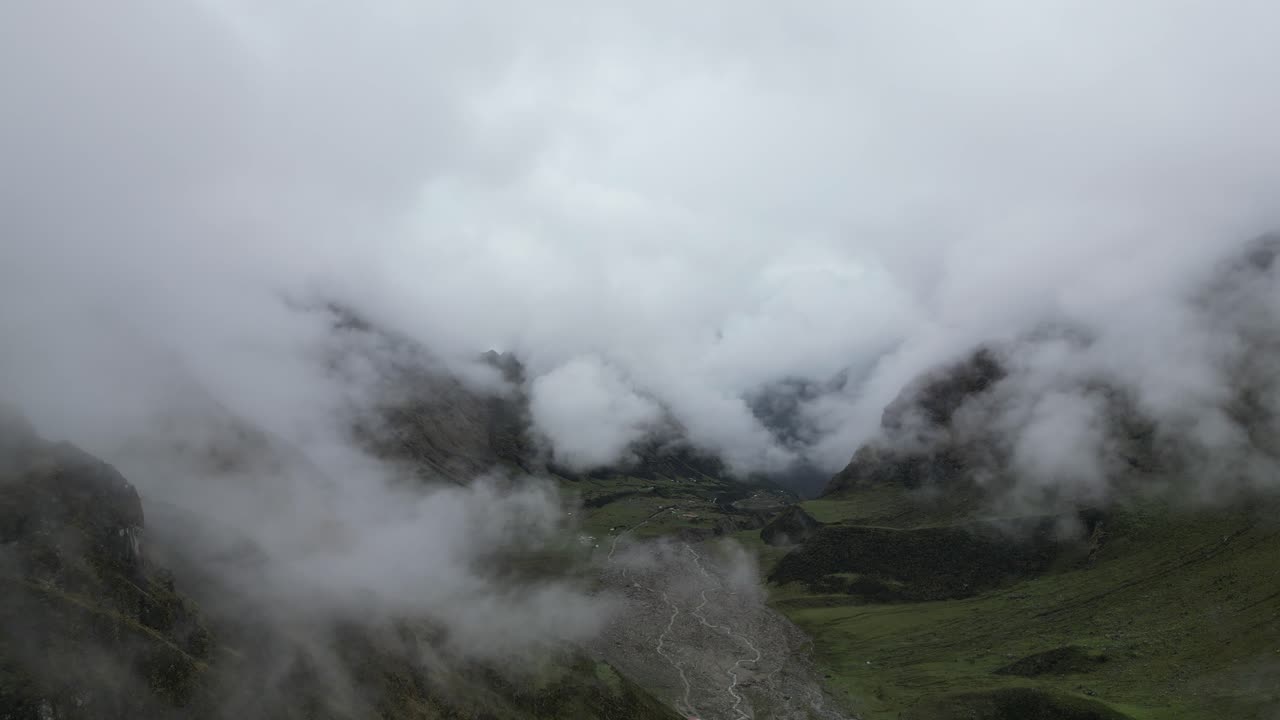 Serena valle andina avvolta nella nebbia, fiume che scorre dolcemente attraverso un paesaggio da sogno