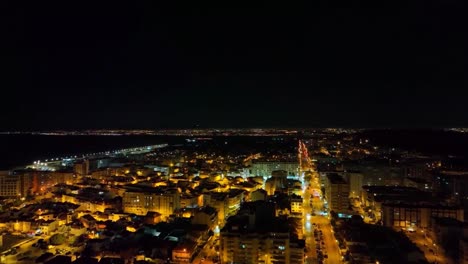 drone ascendiendo en el cielo por la noche en costa, portugal