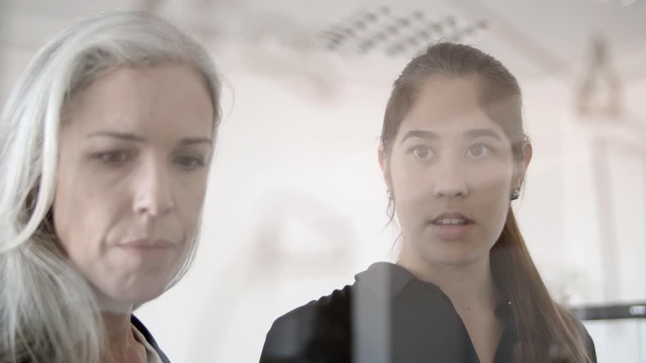 una mujer de negocios seria dibujando infografías