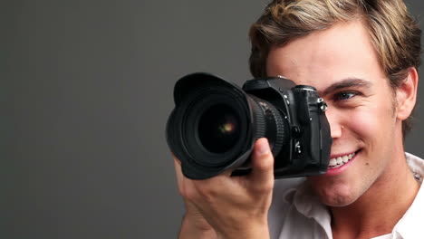 fotografo uomo che scatta fotografie fotocamera digitale