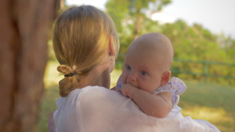 Mutter-Mit-Baby-Verbringt-Den-Sommertag-Im-Park