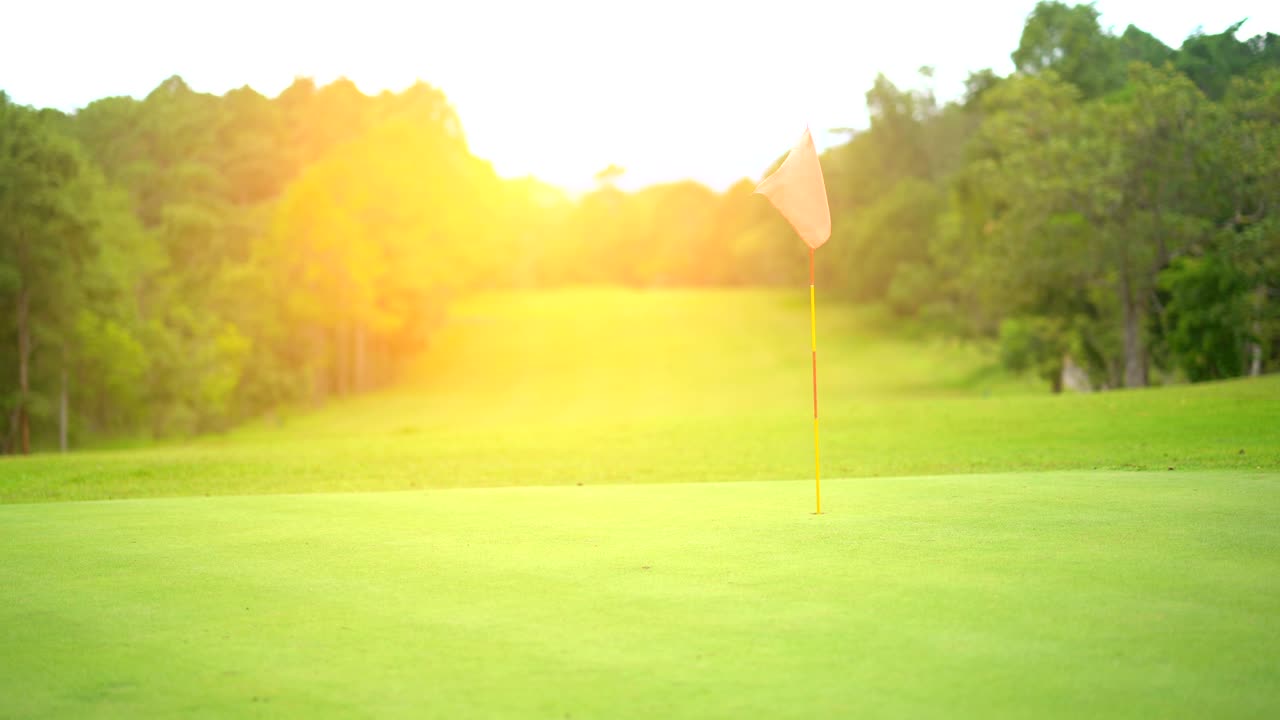 Concetto di sport del golf, bellissimo campo da golf in montagna, bellezza del fairway e del percorso nel bosco. Bandiera sul green.