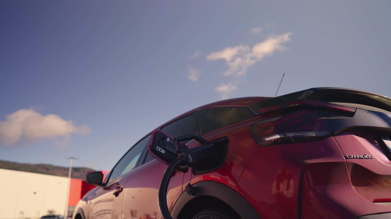 carga de un vehículo eléctrico en noruega