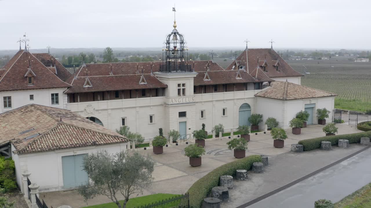 chateau angelus, propiedad vinícola en saint emilion, francia. aerial hacia adelante y hacia abajo