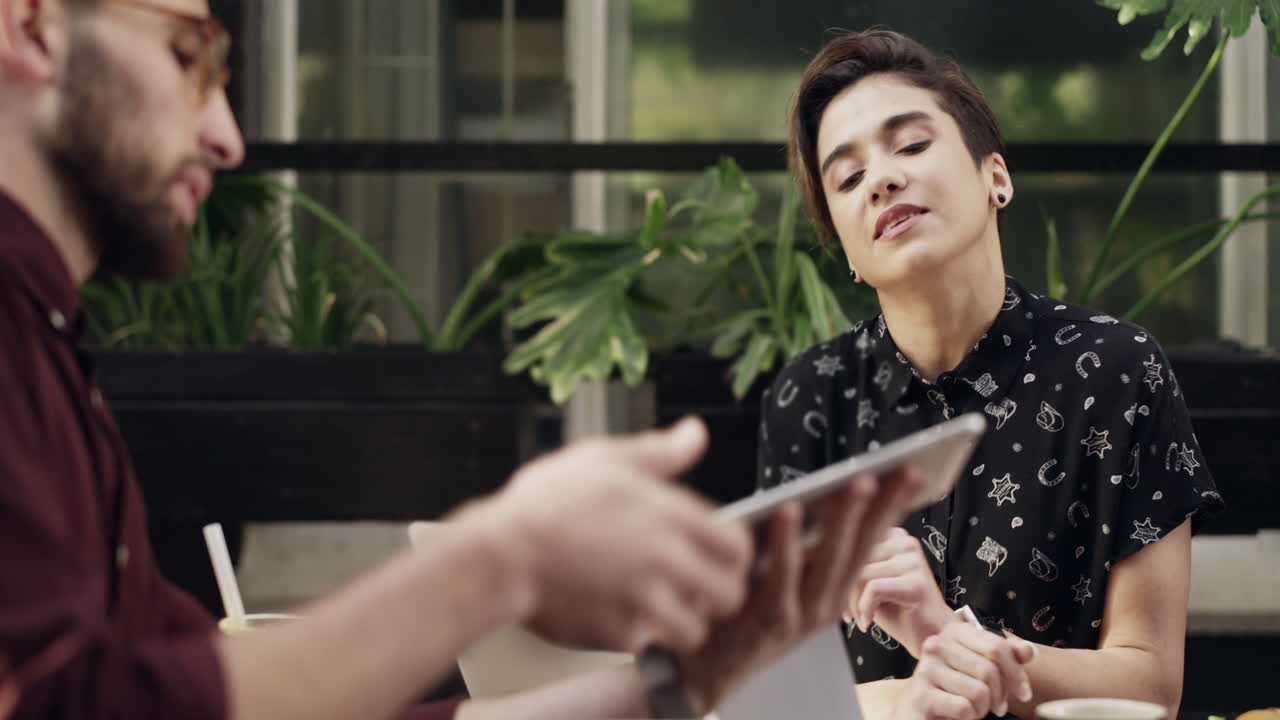 la creatividad fluye tan fácil como el café aquí.